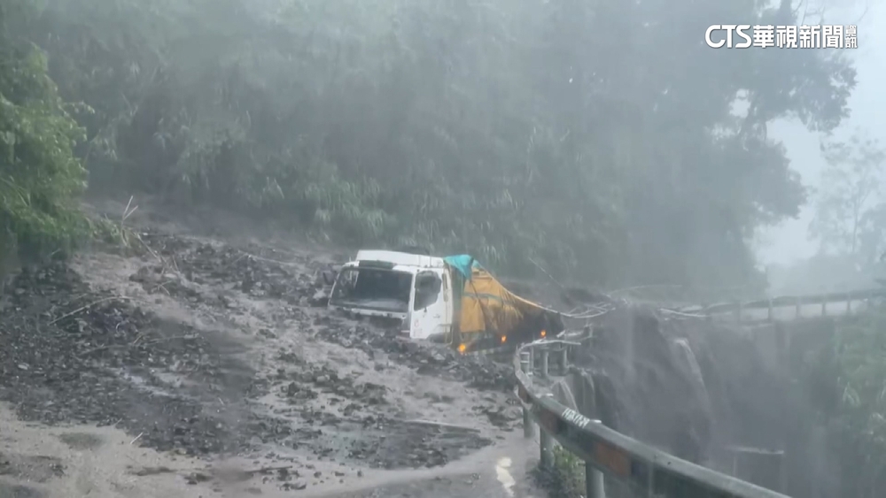 豪雨襲南投！　力行產業道路土石流.貨車陷泥濘