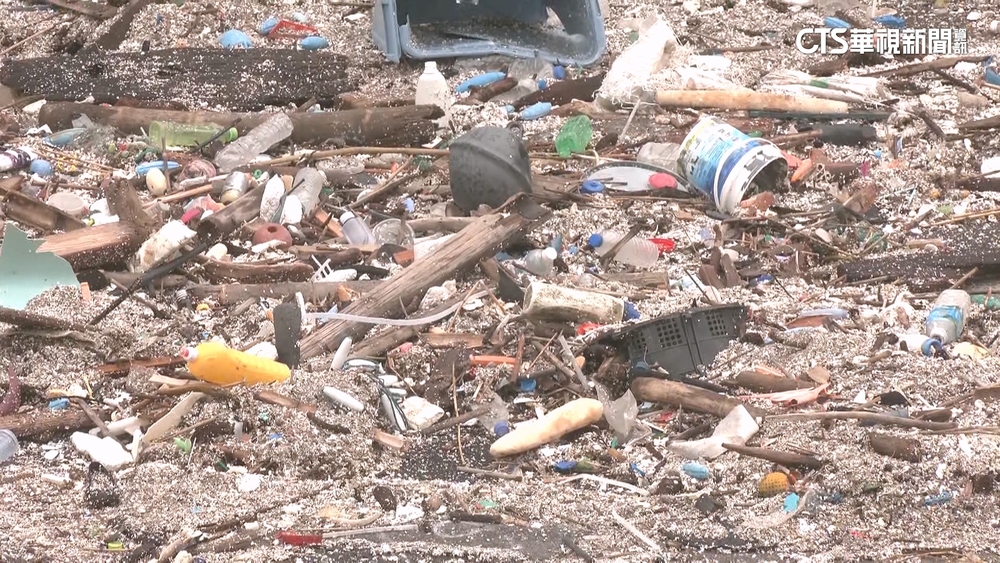 颱風遠離！瑞芳鼻頭漁港滿滿垃圾　車輛通行困難