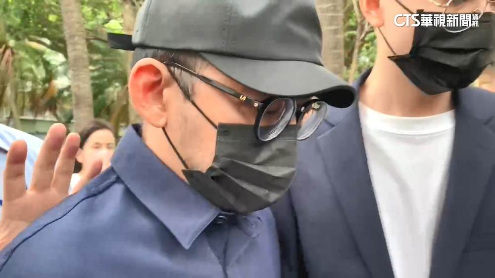 捲性騷風波後首露面　黃子佼沉默現身北檢應訊