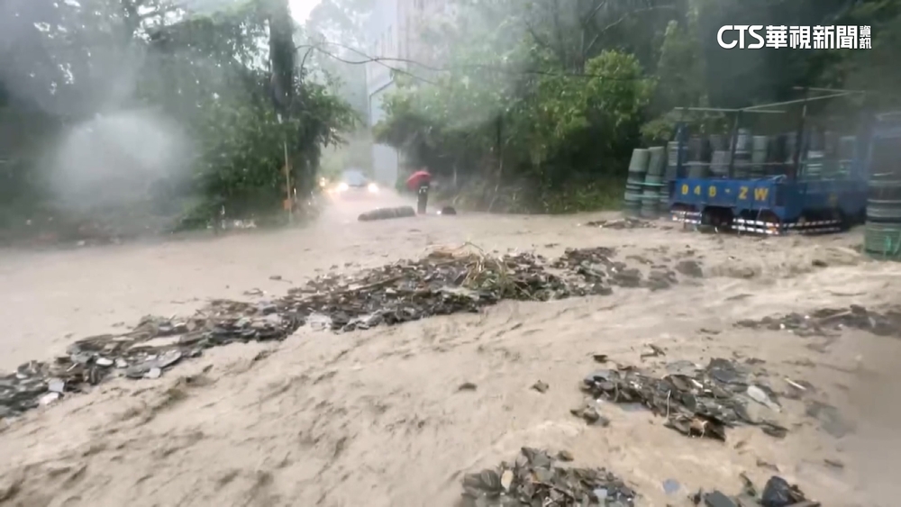暴雨狂炸！　「廬山溫泉」土石流灌進飯店慘遭淹沒