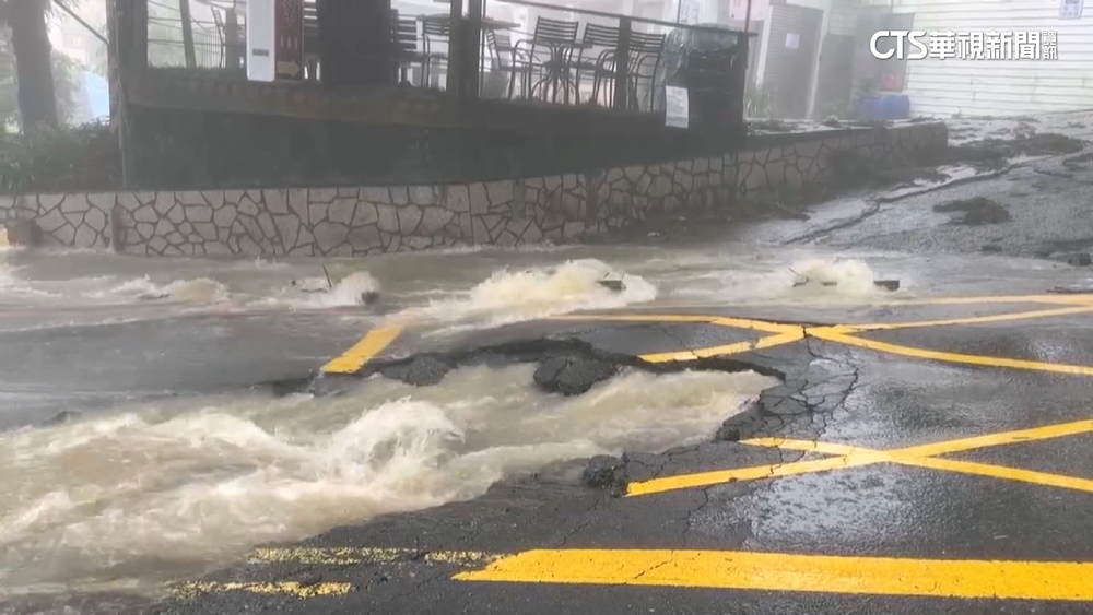 南投清境雨勢猛！　積水沖刷柏油爆裂　停車場現瀑布