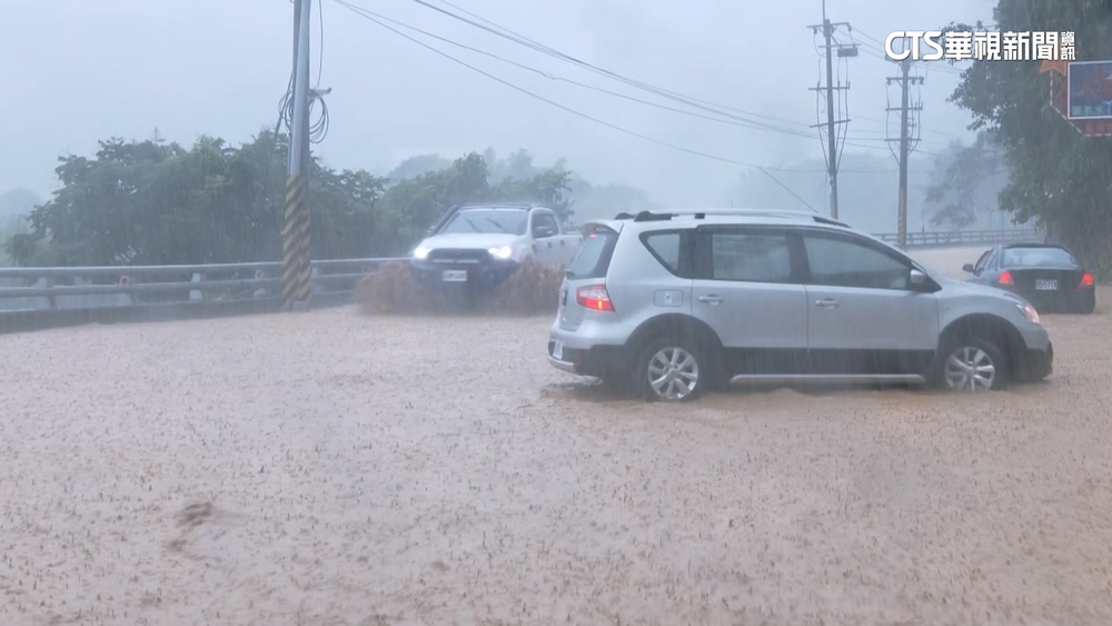 埔里-仁愛「唯一道路」積水　水淹輪胎汽車受困