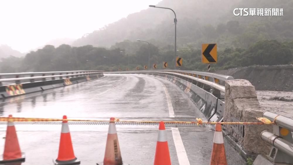 高雄桃源強降雨　荖濃溪暴漲明霸克露橋鋼樑變形