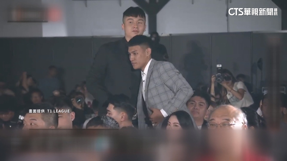 明仁會惡煞砸米粉湯店　　T1新人簡賀宇遭上銬移送