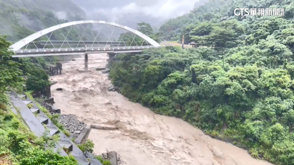 阿里山一夜狂風暴雨　曾文溪水暴漲下衝