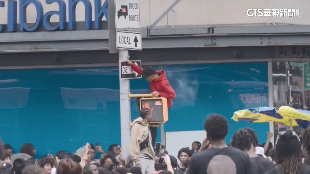 美網紅送贈品.千人爭搶引騷亂　多名鬧事民眾被捕