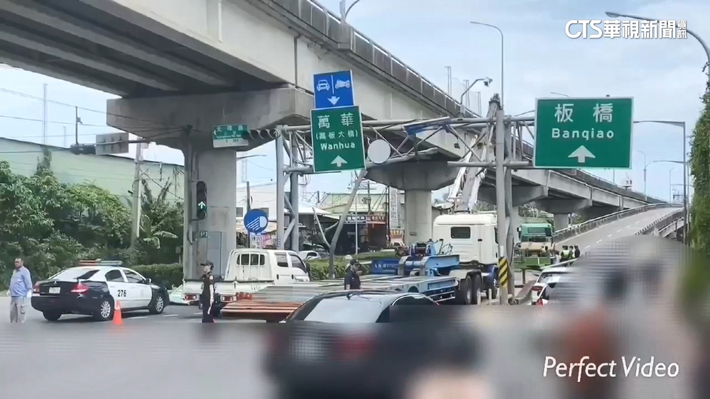 聯結車載堆高機上新北環快　撞毀高架號誌阻交通