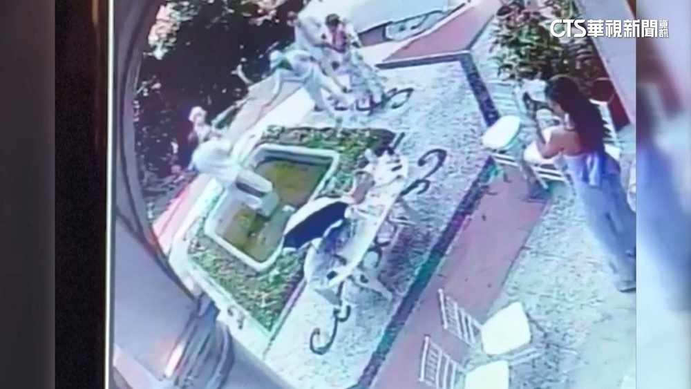 德國遊客抱百年雕像拍照　被同伴推倒雕像毀