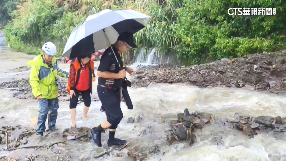 豪雨釀災！　南投土石坍方阻擋道路　民眾徒步下山