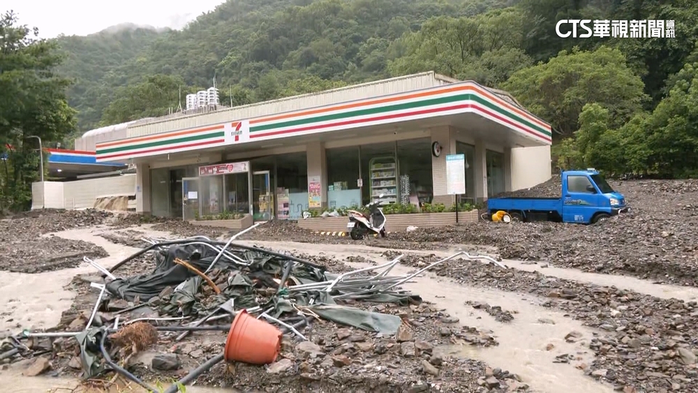 南豐村泥流灌超商！零食被沖走急撈起當備糧