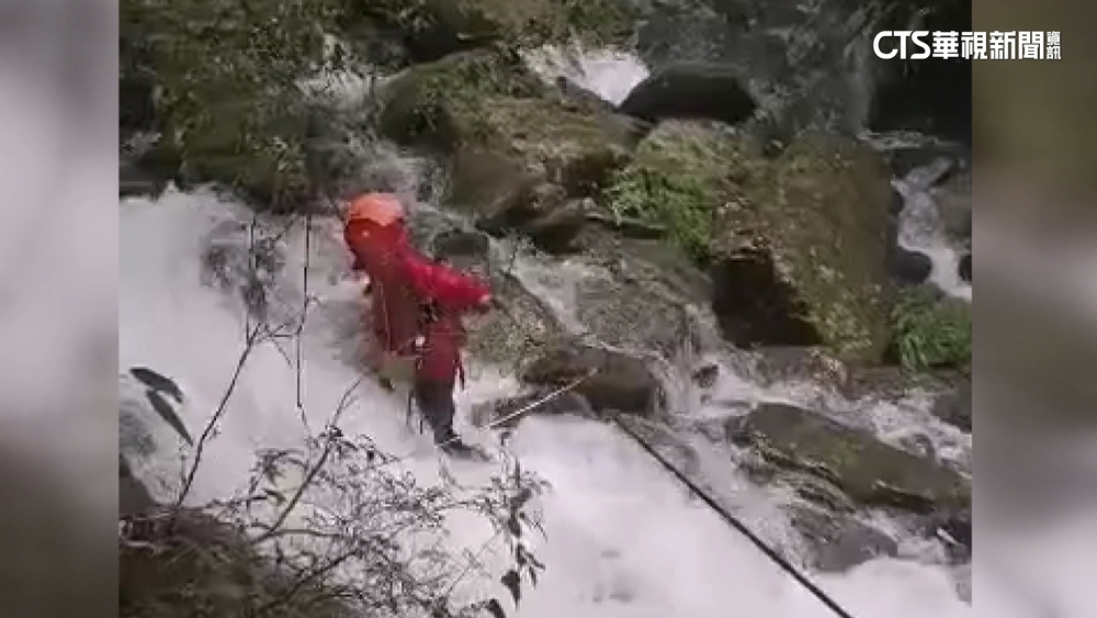 驚險！北大武山「檜谷山莊」水管沖損　人員冒命搶修