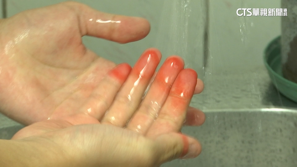 莓果霜淇淋「染色洗不掉」！　超商：短暫色素殘留正常