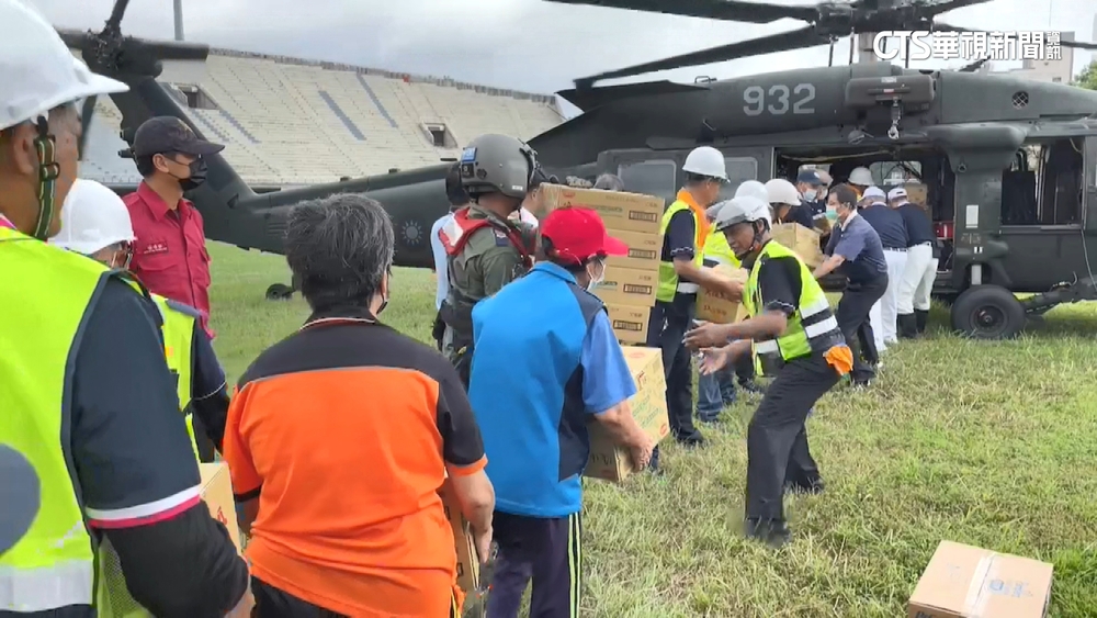 南投豪雨釀災部落成孤島　黑鷹運送物資空投