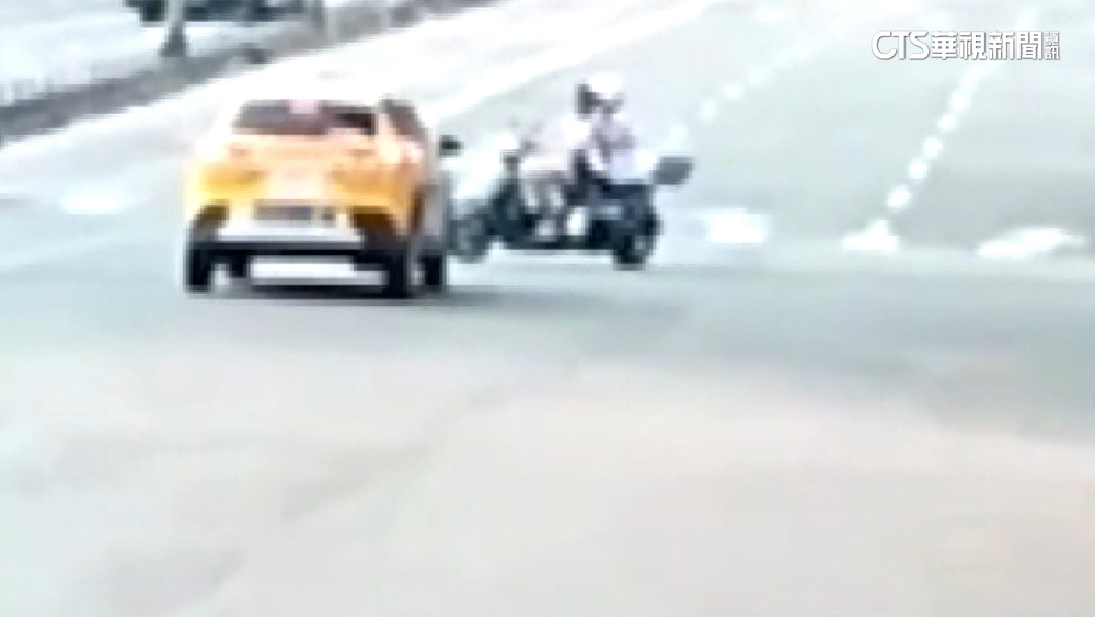 北市計程車疑闖紅燈撞機車　騎士妻頭腹傷送醫