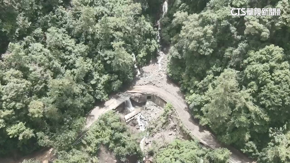 空拍畫面曝！　南投仁愛鄉多處地基慘掏空「房屋遭埋」