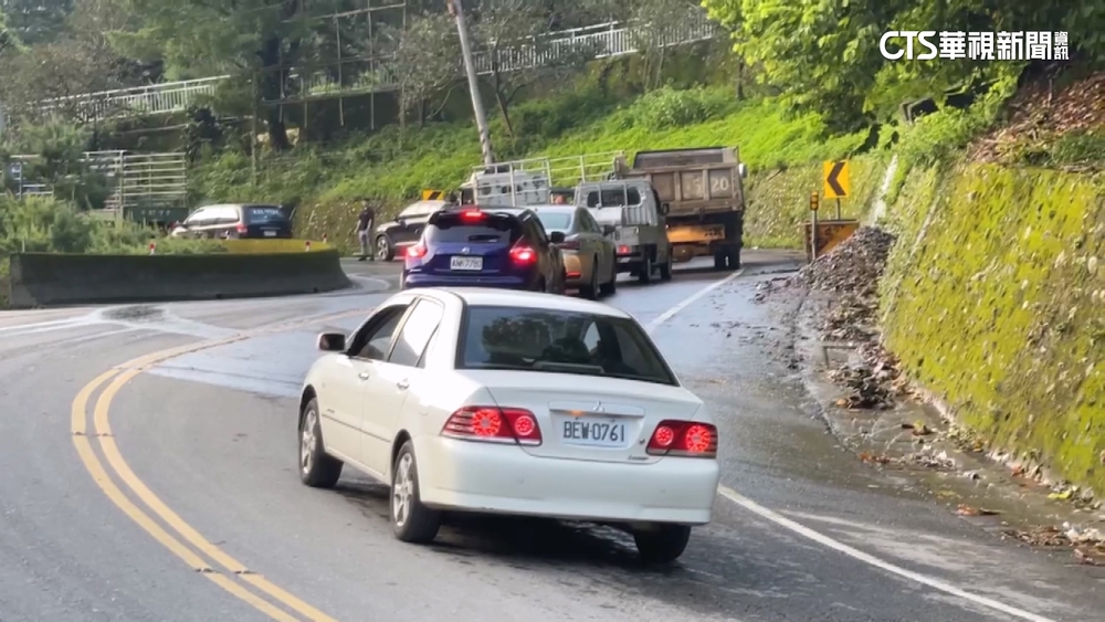 埔霧公路封閉今早開放　排隊車潮逾1公里