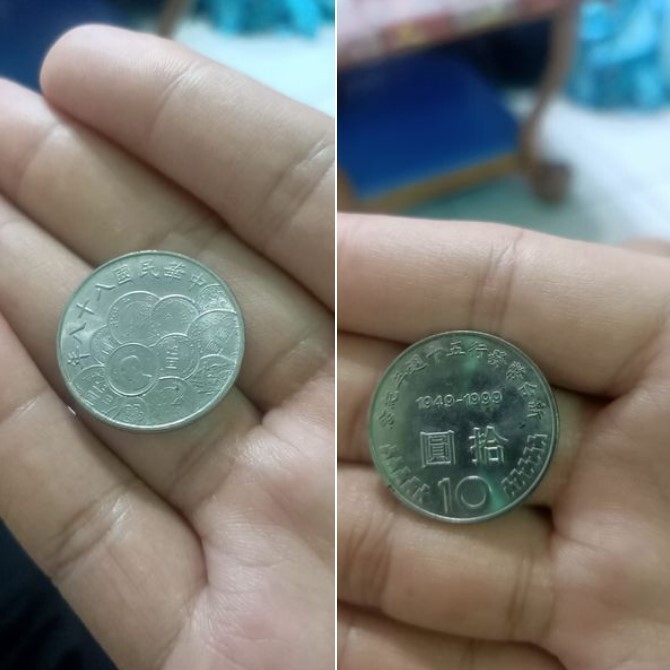 買飲料付「10元紀念幣」遭拒收！年長店員一看秒懂　網直呼：年輕人沒看過