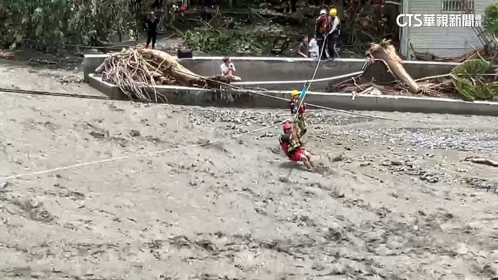 廬山救援「牽引繩吊掛」　民眾雙腳浸水驚險過溪