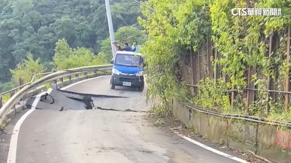 挺進發祥村！　直擊居民貼山壁驚險運物資
