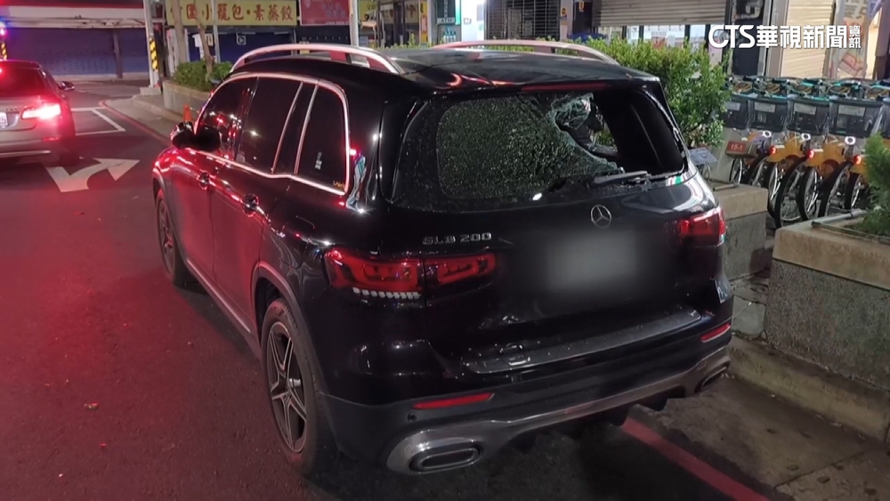 新北竹圍捷運站前　兩惡煞當街狂砸休旅車