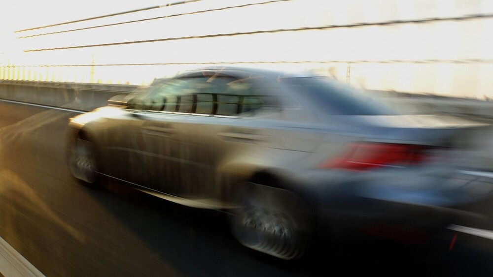 孕妻不適沒帶藥　夫時速172公里飆回家遭扣牌　她不服：希望法官有同理心