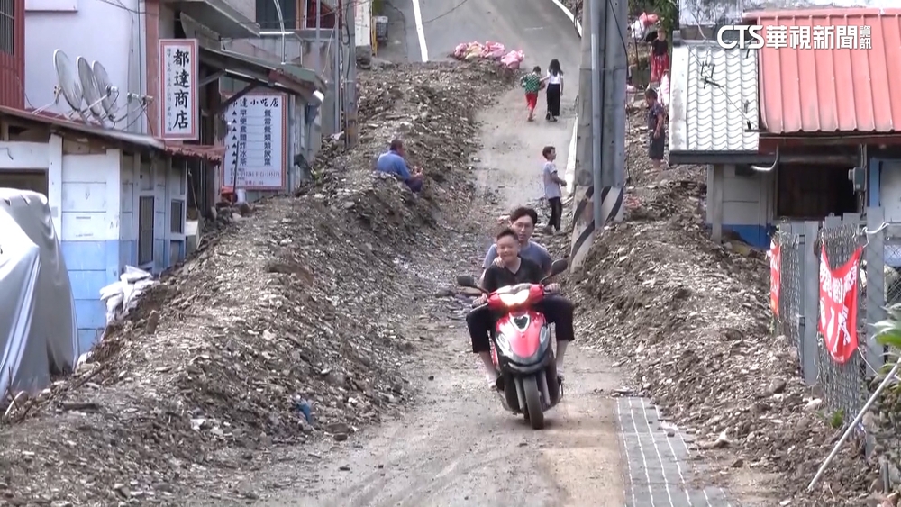 挺進都達村！土石流毀家園　居民自力挖路通車