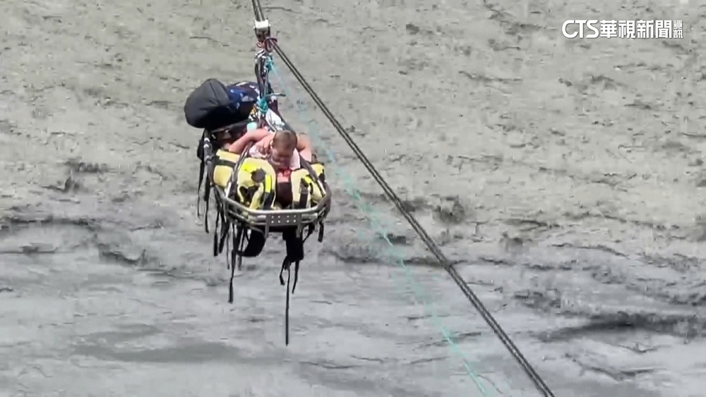 吊掛救援廬山受困民眾　大人背嬰兒驚險過河