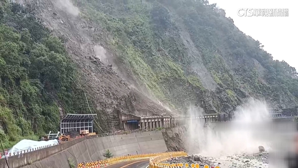 怵目驚心！　高雄山區梅蘭明隧道上方土石崩落