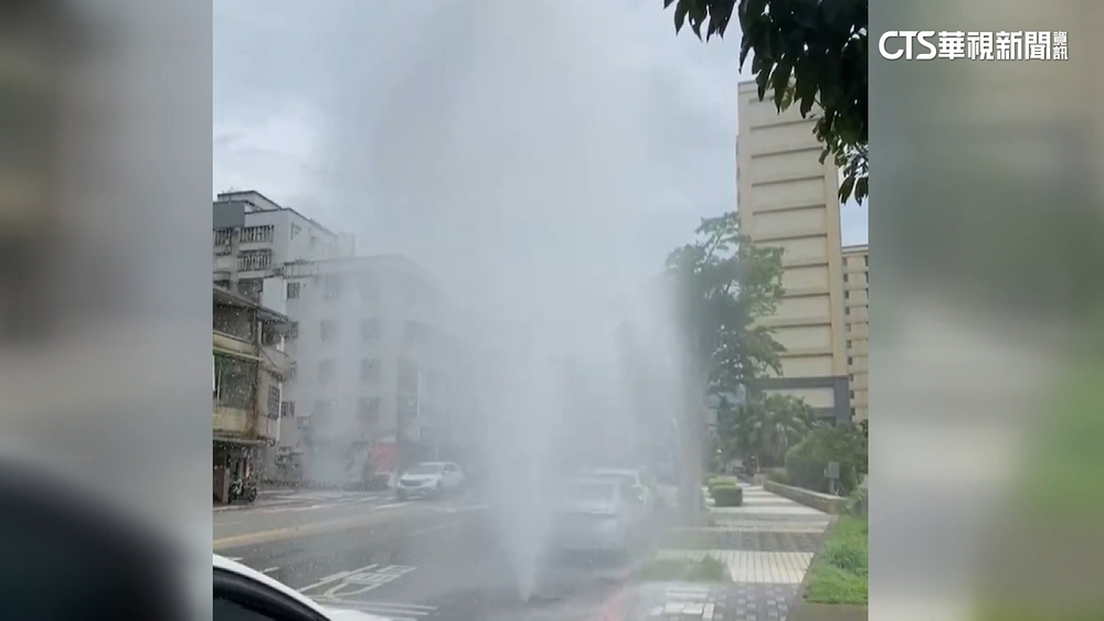超高水柱狂噴2層樓高　北市北投區馬路冒噴泉
