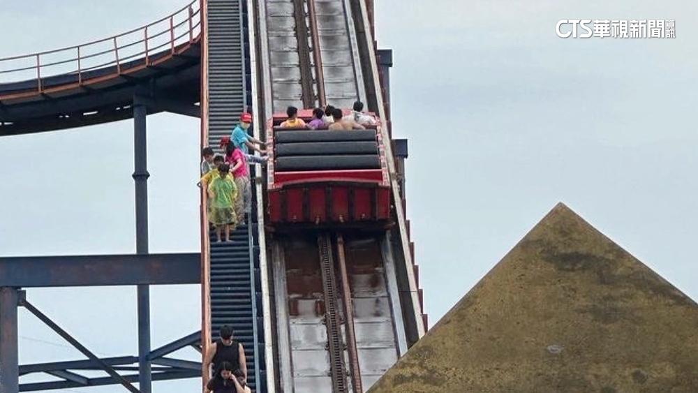 小人國遊樂設施卡半空　遊客驚險受困5分鐘