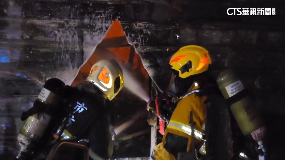高雄大寮鐵皮屋深夜火警　消防員奮勇搶救