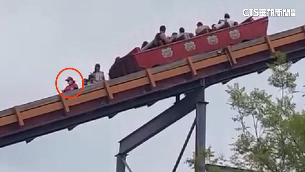 小人國「轟浪」故障　15位遊客卡6樓高空驚魂