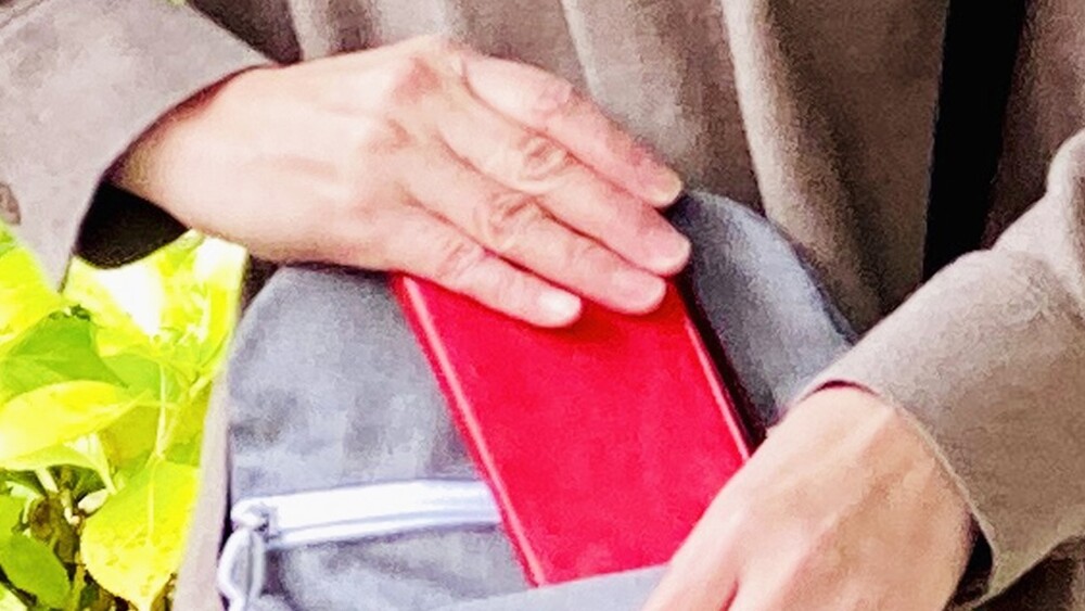 女撿到手機偷藏機車置物箱　失主這招怒揪犯行