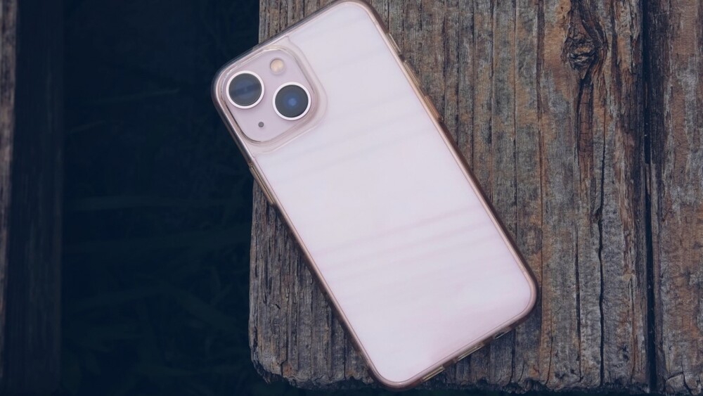 方男以平板電腦啟用手機鈴聲，找出遺失手機的位置。(示意圖／翻攝自photoAC)