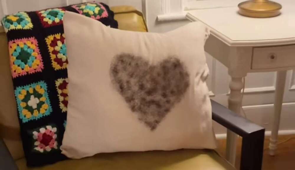 他怕女友孤單特製「胸毛抱枕」送溫暖　製作過程曝光網崩潰：好噁心！
