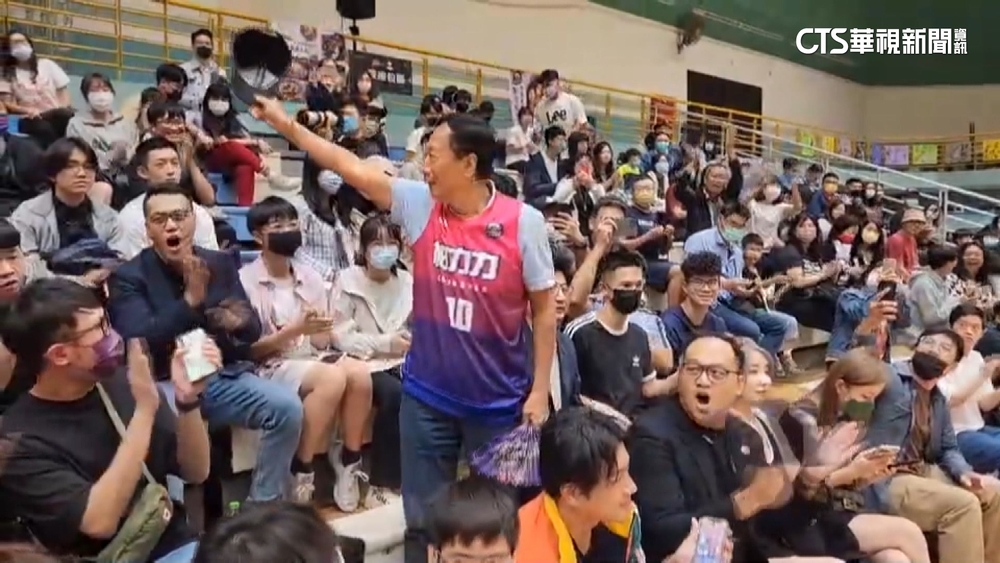 「斜槓」跨足籃壇！　郭董受邀任瓊斯盃中華白領隊