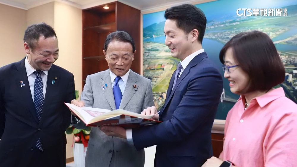 麻生太郎訪台先後會蔡、蔣、郭　儼然成「動漫外交」！