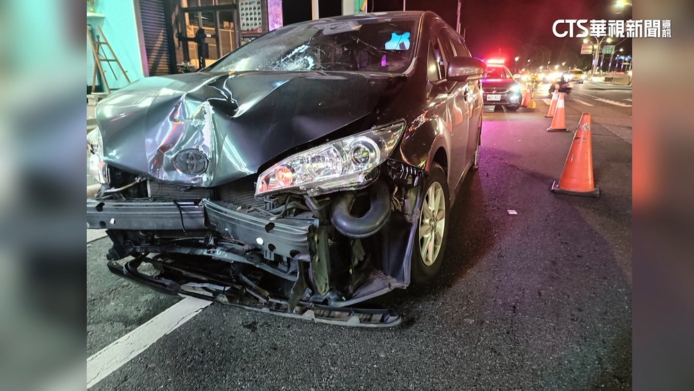 休旅車駕駛疑恍神撞倒10機車　1騎士困車底