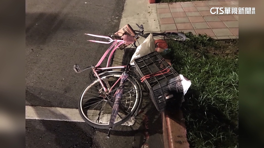 老翁遭汽車撞飛倒路中　頭受傷意識不清送醫