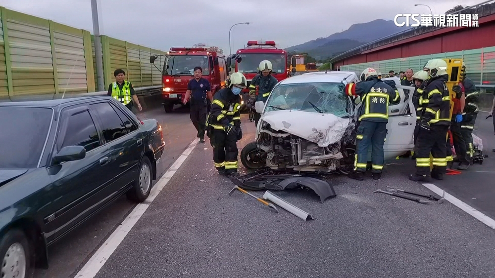 國3車禍回堵2公里　車身嚴重變形1人受困