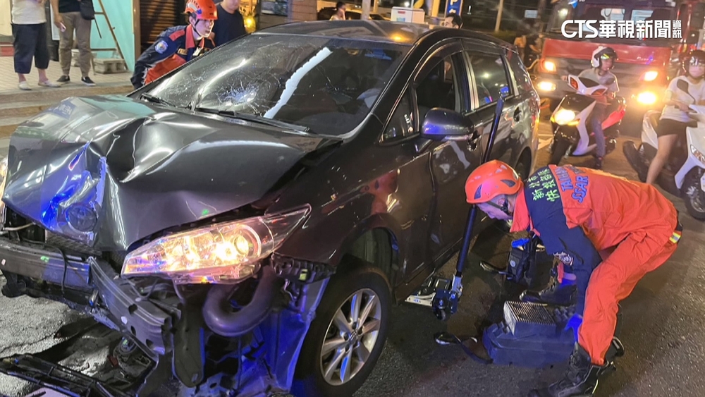 休旅車失控撞路邊機車！　再衝待轉區1騎士傷