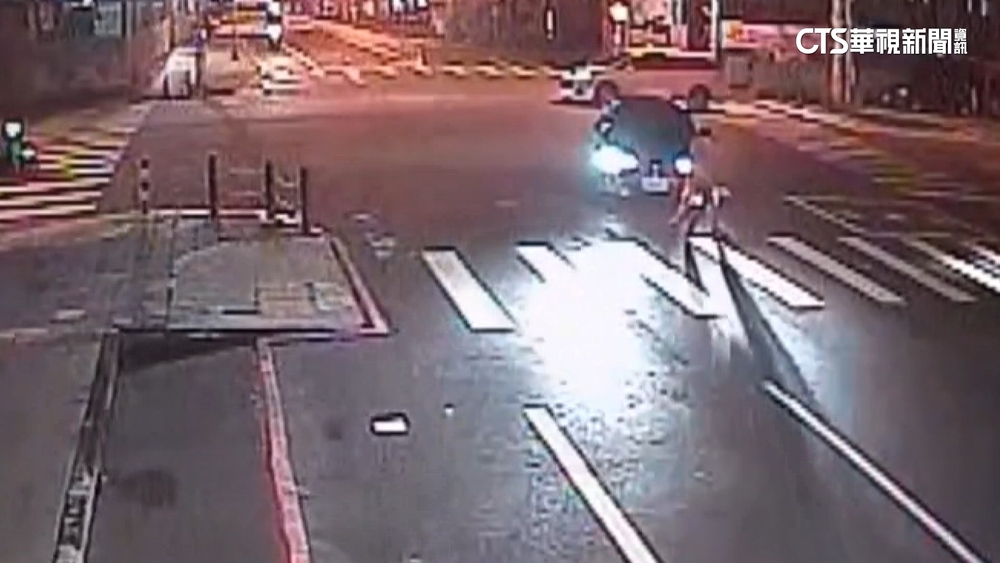 又不禮讓行人！左轉車未減速　7旬婦過馬路遭撞亡