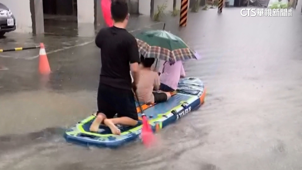 總雨量前3名台南全包　安南慘淹「街頭划槳」