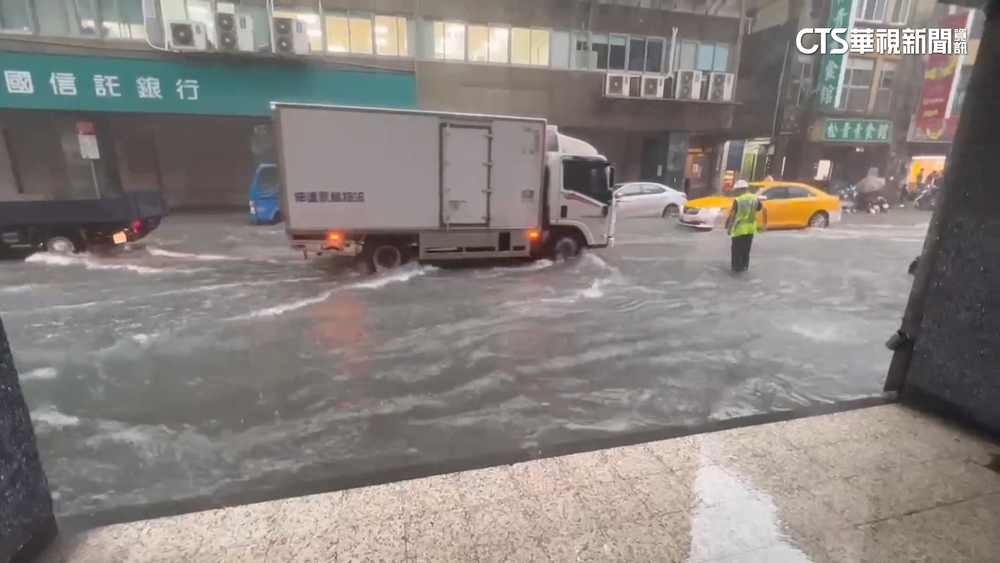 強降雨驚人！北市重慶北路淹成河　車主急推車