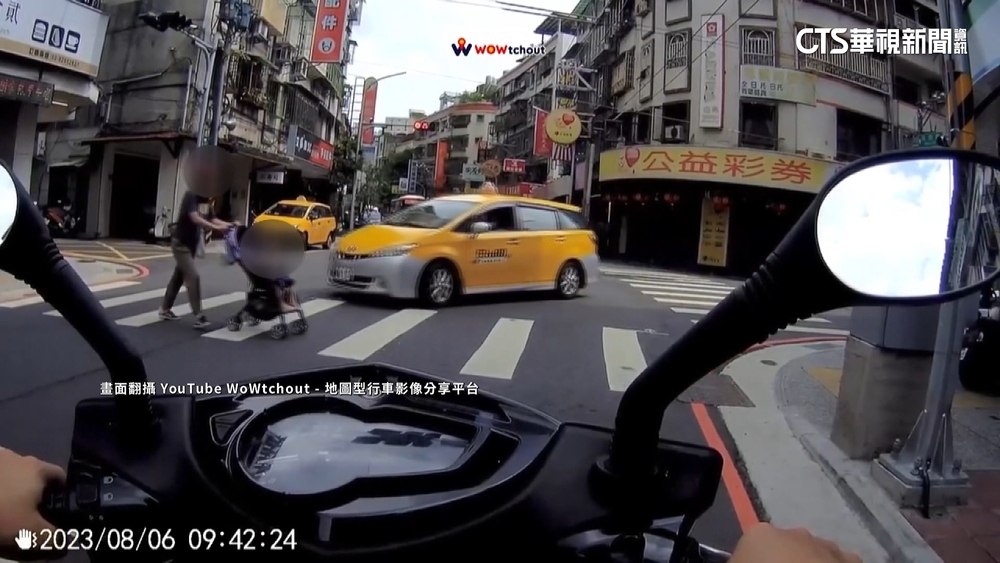 A柱惹禍？小黃急轉彎險撞嬰兒車　母快跑釀虛驚
