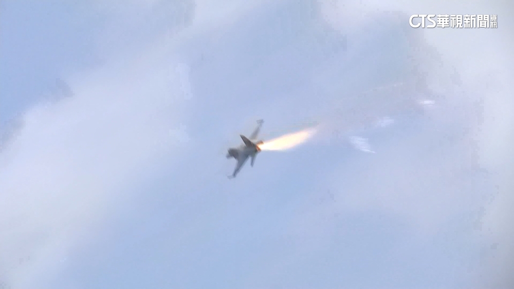 尾焰顏色異常+噴濺火花　經國號戰機緊急降落