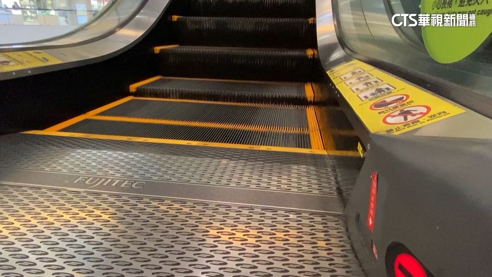 小五童穿運動鞋　搭手扶梯捲腳掌！右腳小拇趾斷