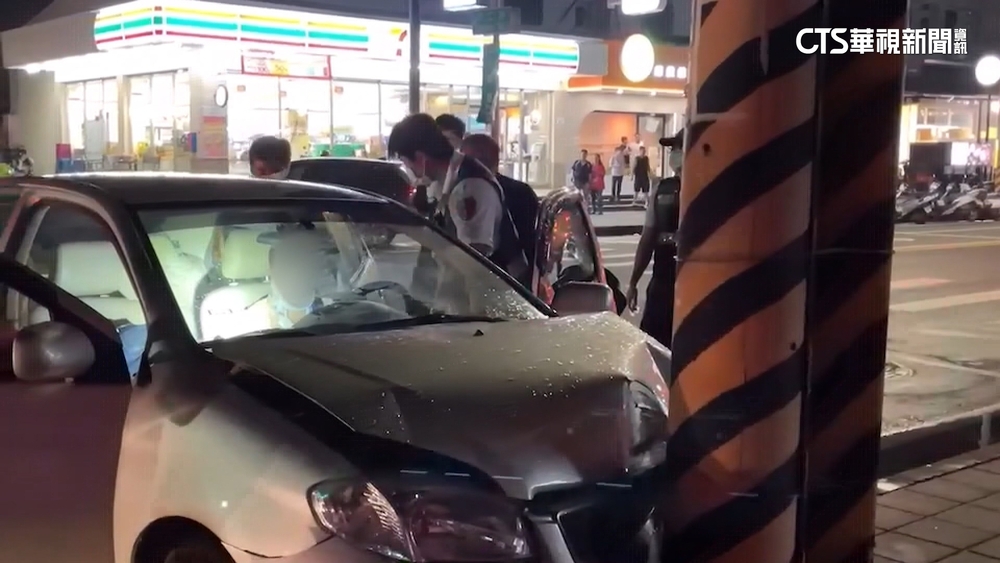 雨夜驚魂！小貨車自撞電桿車頭全毀　女駕駛輕傷