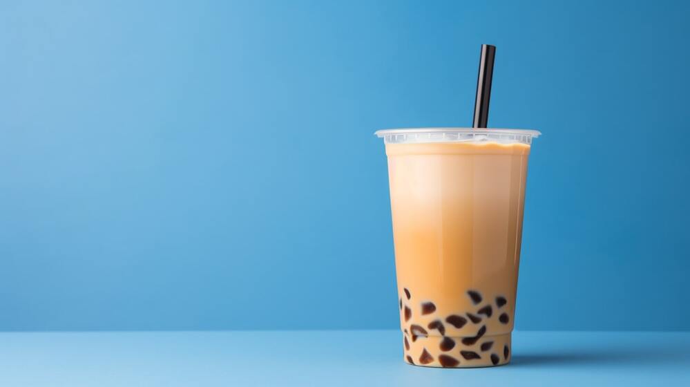 男遞飲料「吸管幫插好」　女同事偷倒掉！網：摸過誰敢喝