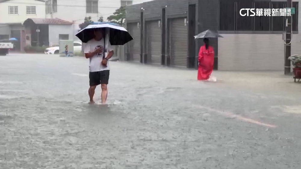 台南又大雨！黃偉哲臉書提醒「雨量」　民怒沒放假